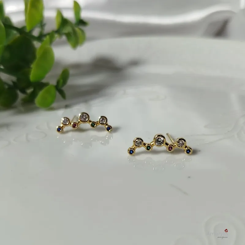 Brinco ear cuff cravejado com zircônias coloridas folheado em ouro 18K