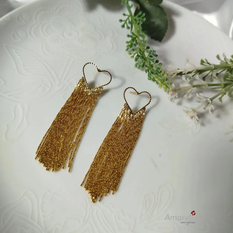 Brinco folheado com coração e franja delicada