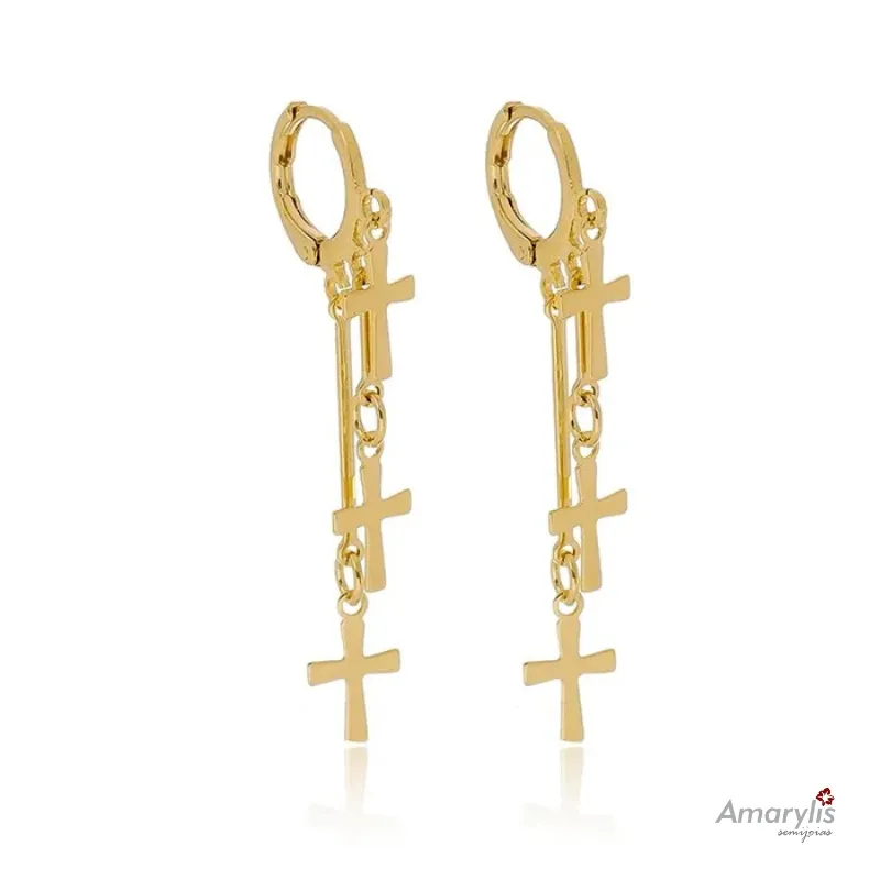Brinco de cruzes folheado em ouro 18K com design delicado e simbólico