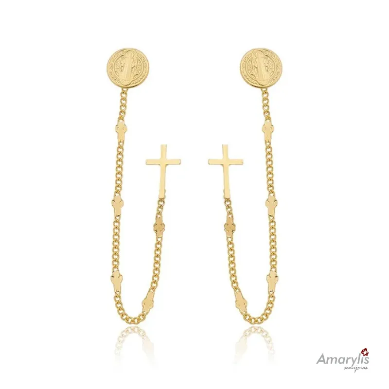 Brinco medalha de São Bento folheado em ouro 18K com acabamento delicado